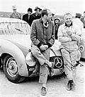 3. Carrera Panamericana, Mexico, 1952. Das Siegerteam: Karl Kling und Hans Klenk mit Mercedes-Benz Typ 300 SL nach dem legendären Unfall mit dem Geier. 